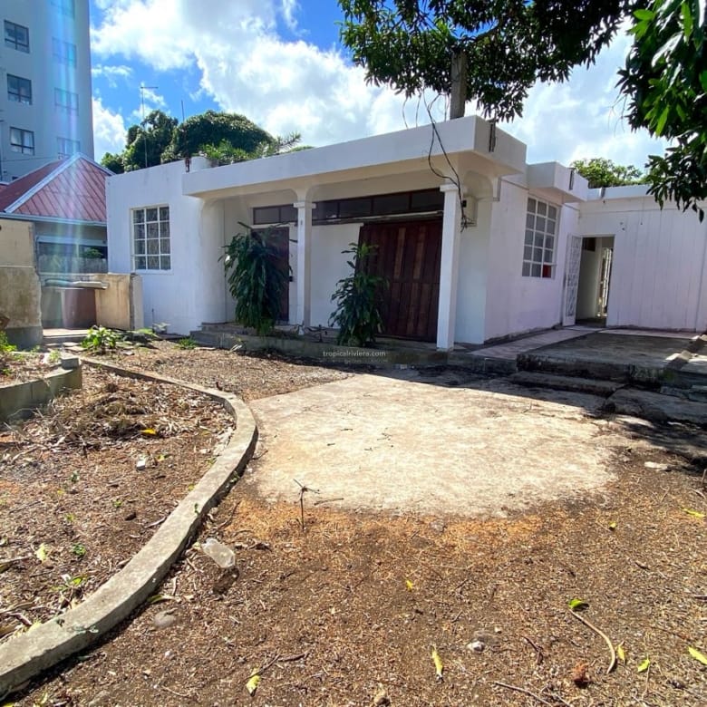 Rental – Polyvalent Building with Large Gated Yard in Rose Hill Centre