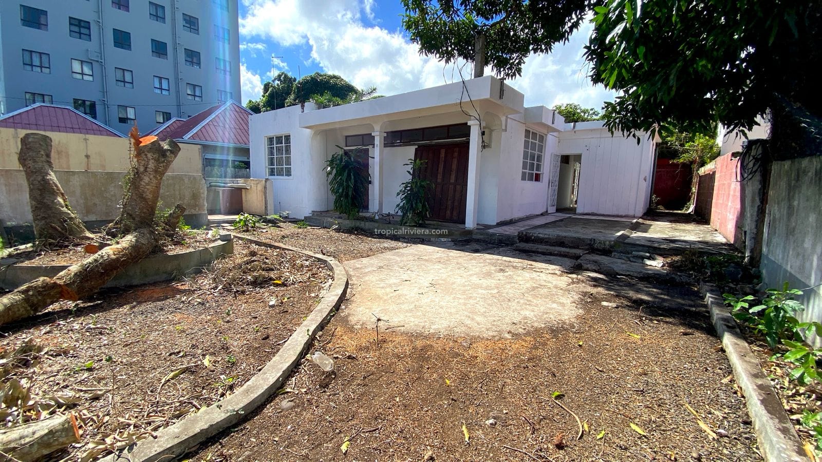 Rental – Polyvalent Building with Large Gated Yard in Rose Hill Centre