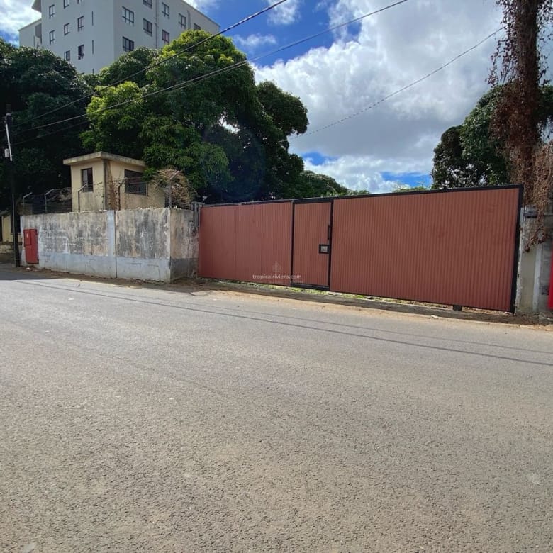 Rental – Polyvalent Building with Large Gated Yard in Rose Hill Centre