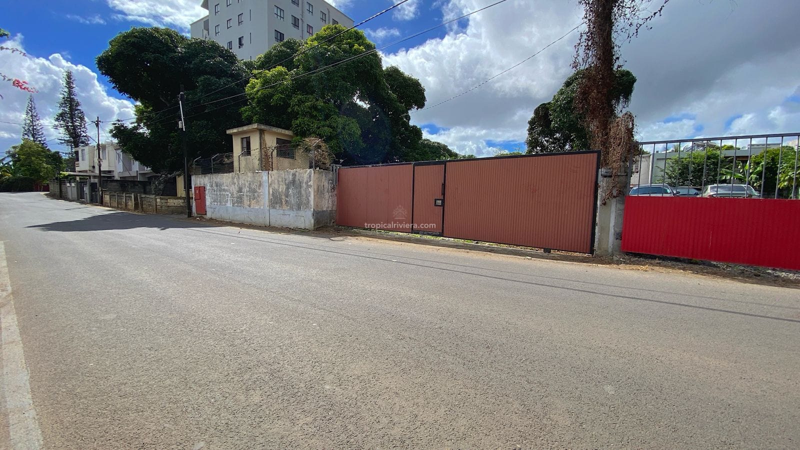 Rental – Polyvalent Building with Large Gated Yard in Rose Hill Centre