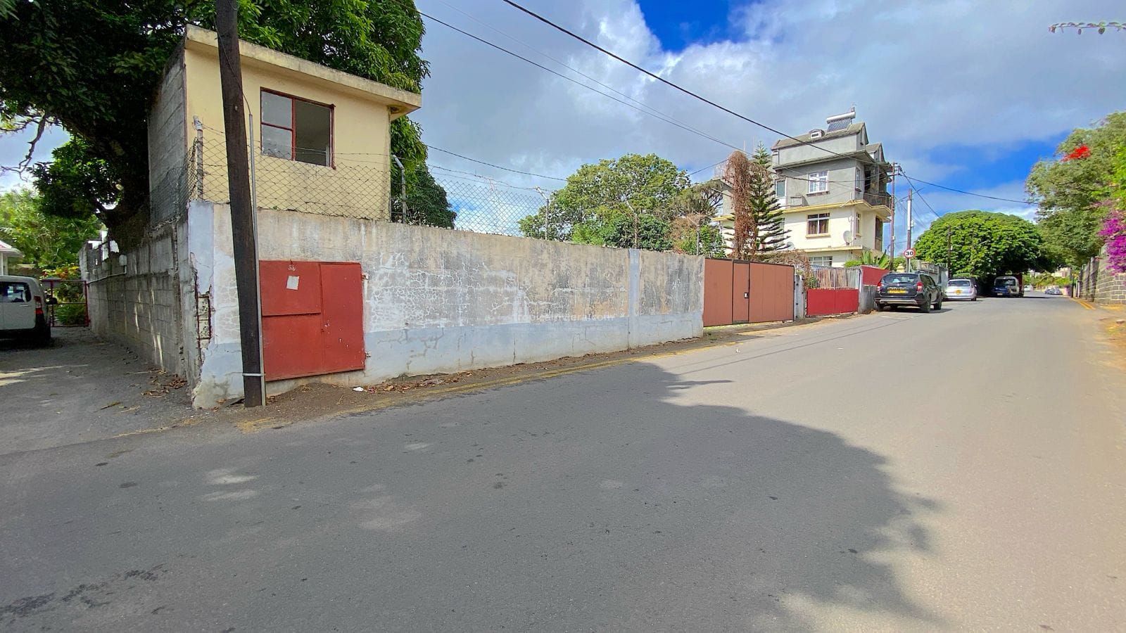 Rental – Polyvalent Building with Large Gated Yard in Rose Hill Centre