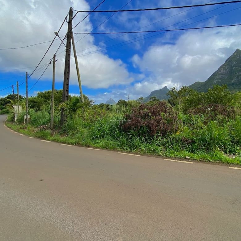 Land for Sale – 1,899.39 m² – La Laura Malenga, St Pierre