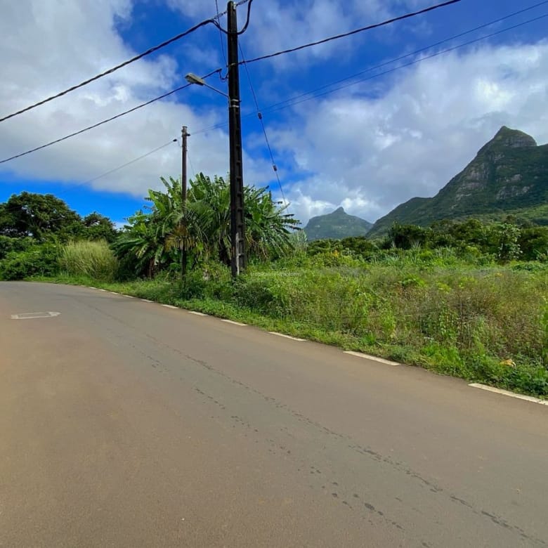 Land for Sale – 1,899.39 m² – La Laura Malenga, St Pierre