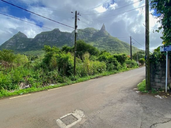 Land for Sale – 1,899.39 m² – La Laura Malenga, St Pierre