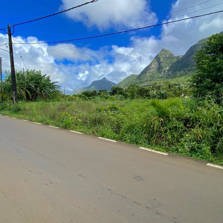 Land for Sale – 1,899.39 m² – La Laura Malenga, St Pierre