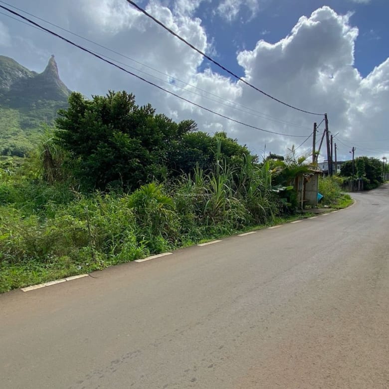 Land for Sale – 1,899.39 m² – La Laura Malenga, St Pierre