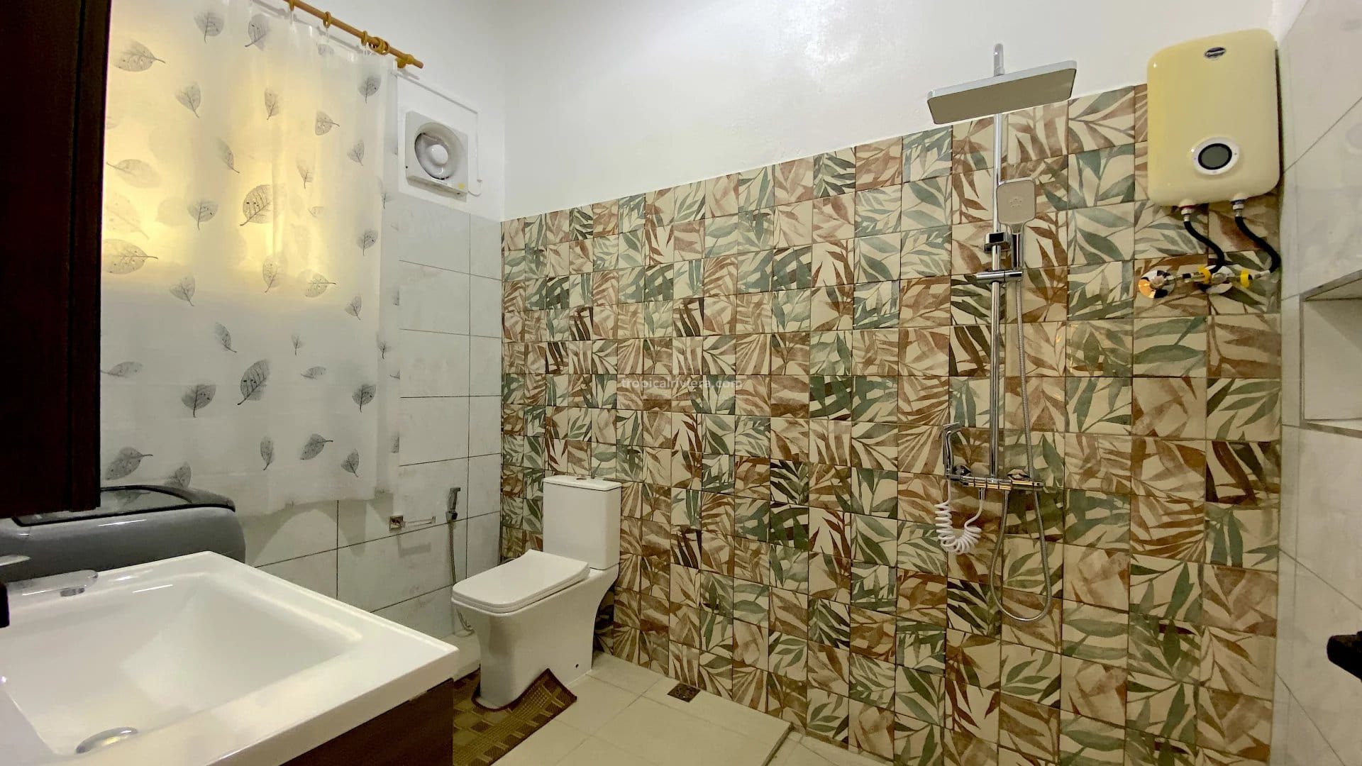Rental – 2 Bedroom Fully Furnished Apartment with Pool in a Gated Community – Poste Lafayette, Flacq