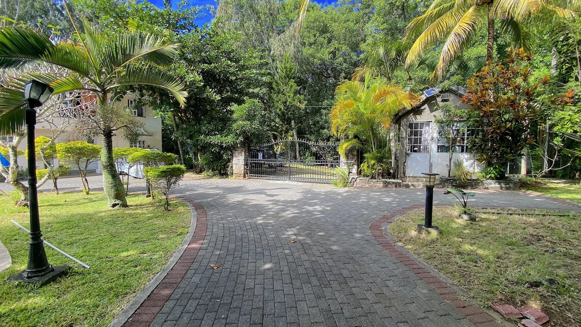 Rental – 2 Bedroom Fully Furnished Apartment with Pool in a Gated Community – Poste Lafayette, Flacq