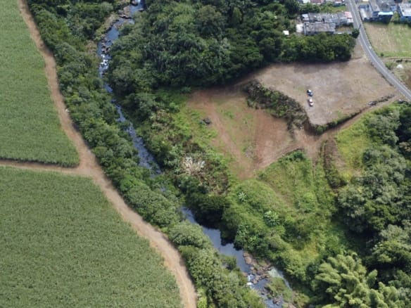 Terrain Résidentiel / Commercial Riverain 6 109 m² (145 Perches) – Rivière du Poste